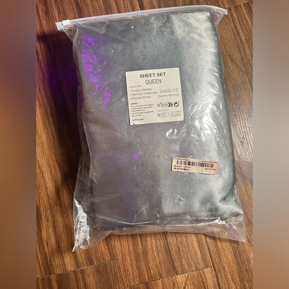 NWT QUEEN SHEET SET (4) - Picture 3 of 5